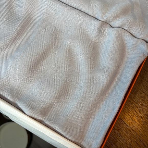 Hermes New Libris Stole Cashmere Silk Scarf Wrap Shall Gris Nauge 75 x 210 cm - Picture 5 of 9